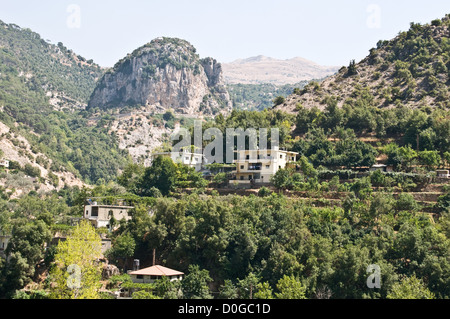 Das Dorf Tannourine al-Tahta in den Bergen des Wadi Tannourine im nördlichen Teil des Libanons, in der Nähe der Stadt Batroun, Libanon. Stockfoto