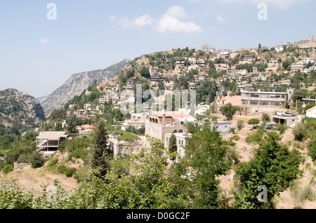 Das Dorf Tannourine al-Tahta in den Bergen des Wadi Tannourine im nördlichen Teil des Libanons, in der Nähe der Stadt Batroun, Libanon. Stockfoto