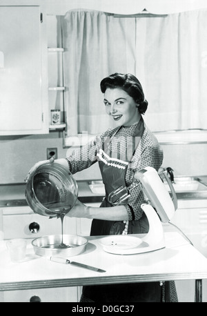 Frau Kuchenteig in Pfanne gießen Stockfoto
