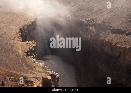 Wasserfall. Canyon Opasniy am Fluss Vulkannaya. In der Nähe von Mutnovskiy Vulkan. Halbinsel Kamtschatka. Fernen Osten. Russland. Stockfoto