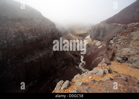 Canyon Opasniy am Fluss Vulkannaya. In der Nähe des Mutnovskiy-Vulkans. Felsen der Steilküste. Halbinsel Kamtschatka. Fernen Osten. Russland. Stockfoto