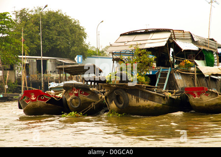 Leben am Mekong-Delta auf dem schwimmenden Markt von Cai Be in Vietnam. Stockfoto