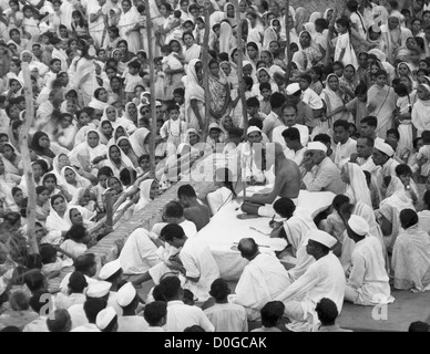 Gandhi sprechen vor großen Menschenmenge Stockfoto