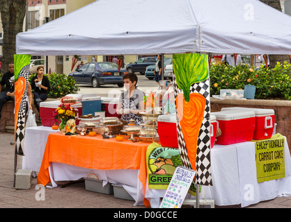 Stall Verkauf Karottenkuchen am Samstagmorgen Greenmarket am Ende des Clematis Street, West Palm Beach, Florida, USA Stockfoto