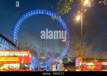 London Eye Millennium Wheel mit Blaulicht Weihnachten Xmas und Doppeldecker-Bus in der Dämmerung im Winter, Dezember Stockfoto