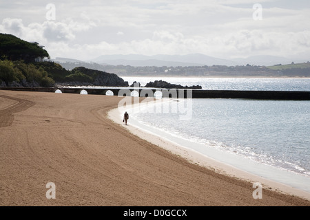 Frau zu Fuß entlang der Playa De La Magdalena in Santander - Kantabrien, Spanien Stockfoto