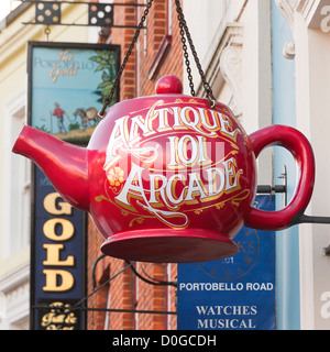 Portobello Road, London Notting Hill. Große rote Teekanne Ladenschild für Antiquitäten Mall der antiken 101 Arcade auf Portobello Road. Stockfoto