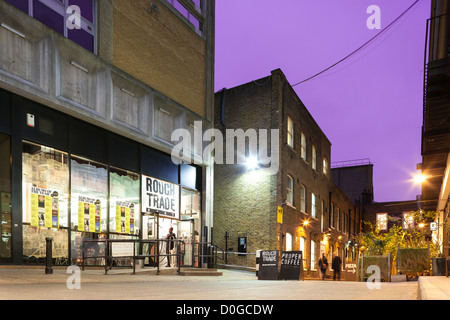 Rough Trade Osten Record Store Exterieur, Dray Walk, London Shoreditch. Kaufen Sie in die Old Truman Brewery direkt an der Brick Lane in der Abenddämmerung ein Stockfoto