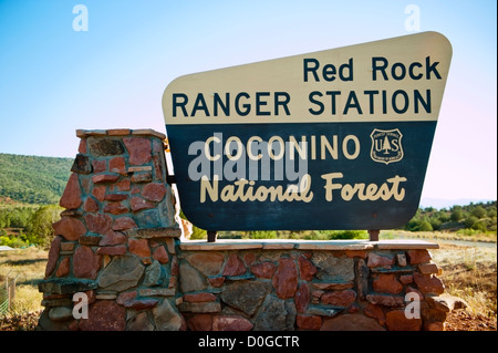 Ein Zeichen für Red Rock Ranger Station in der Nähe von Sedona Arizona im Coconino National Forest Stockfoto