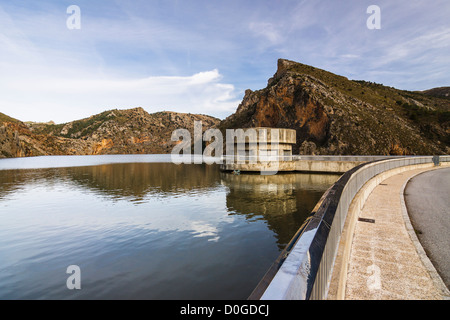 Quentar Reservoir Staudamm Wasserkraftwerk. Granada, Spanien Stockfoto