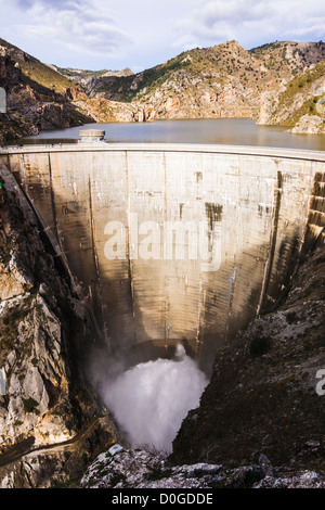 Quentar Reservoir Staudamm Wasserkraftwerk. Granada, Spanien Stockfoto