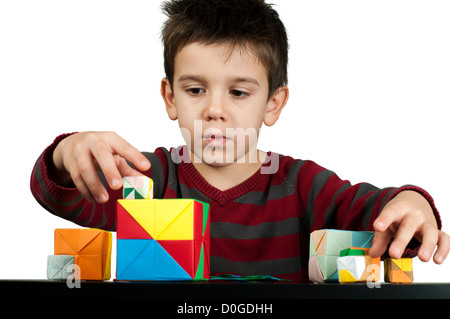 Kleiner Junge spielt mit bunten Würfel. Stockfoto