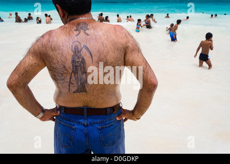 Tätowierte Santa Muerte Anhänger in Tulum Beach, Yucatan, Mexiko Stockfoto