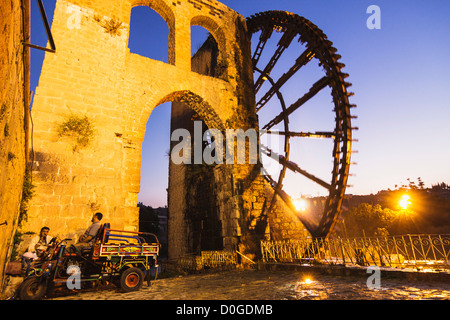 Al Mohammediyya Noria, die größte die Wasserräder von Hama. Hama, Syrien Stockfoto