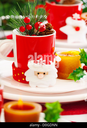 Foto von New Year Eve Tabelle festlegen, Nahaufnahme Weihnachten Stillleben, Weihnachten Dekoration zum Abendessen Stockfoto