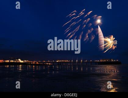 Worthing Pier Feuerwerk am 25.11.2012 in Worthing Pier, Worthing. Ein Feuerwerk startete im starken Wind und Regen zu Beginn der Periode Weihnachtseinkäufe zu feiern. Bild von Julie Edwards Stockfoto