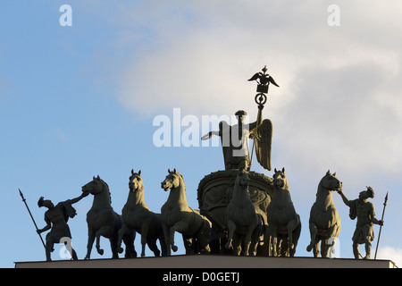 Wagen der Herrlichkeit (1828), Skulptur auf dem Triumphal Bogen des Generalstabs Gebäude, Schlossplatz, St. Petersburg, Russland Stockfoto