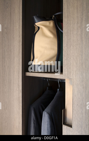 Offene Garderobe mit Kleidern, Anzügen und Gepäck Stockfoto