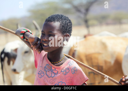 Kenya, Samburu Masai (auch Massai) Stammesangehörigen eine ethnische Gruppe von semi-nomadische Leute. Junge Massai jungen hüten Vieh Stockfoto