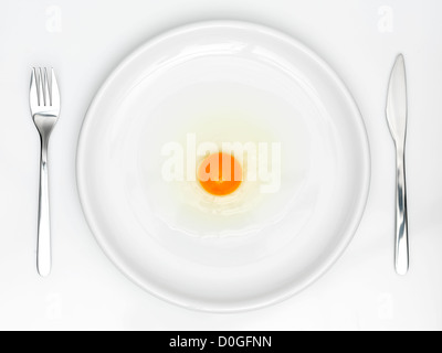 Teller mit rohem Ei Stockfoto