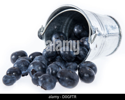 Heidelbeeren in einem kleinen Eimer, isoliert auf weiss Stockfoto