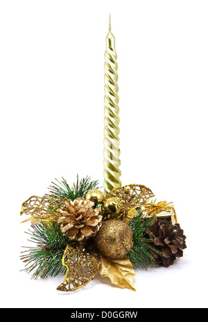 Weihnachts-Dekoration mit goldenen Kerze, Tannenzapfen, Fichte Zweige auf weißem Hintergrund Stockfoto