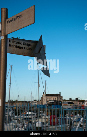 Historische Schiffe Erbe Kai beschädigt Zeichen Lowestoft Stockfoto