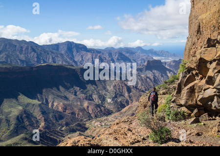 Weibliche Wanderer nahe Gipfel des Roque Bentayga in der Nähe von Tejeda auf Gran Canaria, Kanarische Inseln, Spanien Stockfoto
