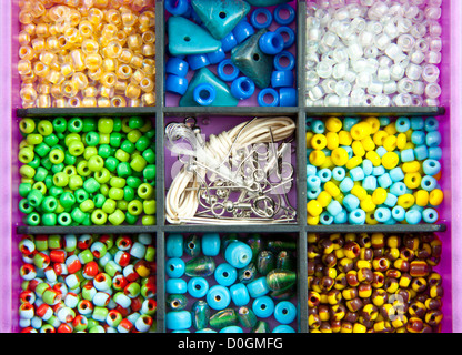 Verschiedene Art von bunte Perlen hautnah als Hintergrund verwendet Stockfoto