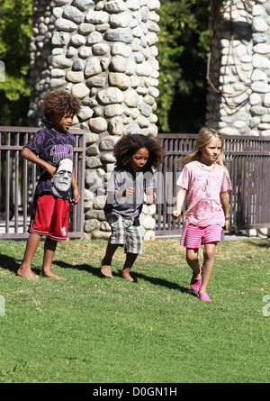 Heidi Klums Kinder Johan Riley, Henry und Leni genießen Sie den Tag im Coldwater Canyon Park. Beverly Hills, ca, USA - 19.09.10 Stockfoto