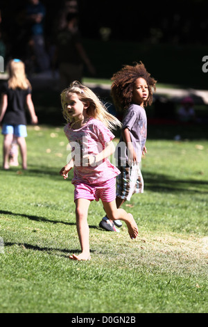 Heidi Klums Kinder Henry (R) und Leni (L) genießen Sie den Tag im Coldwater Canyon Park. Beverly Hills, ca, USA - 19.09.10 Stockfoto