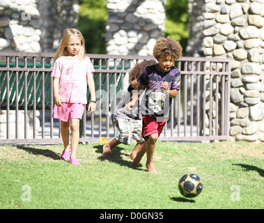 Heidi Klums Kinder Johan Riley, Henry und Leni genießen Sie den Tag im Coldwater Canyon Park. Beverly Hills, ca, USA - 19.09.10 Stockfoto