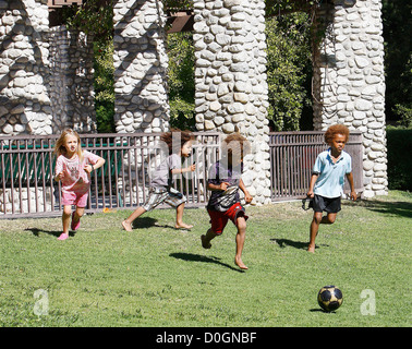 Heidi Klums Kinder Leni, Henry, Johan Riley und einem Freund spielen Fußball, während Sie den Tag im Coldwater Canyon Park genießen. Stockfoto