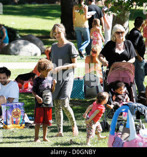 Heidi Klum (L), ihre Mother Erna (R) Tochter Lou Sulola und Sohn Johan Riley genießen Sie den Tag im Coldwater Canyon Park Beverly Stockfoto