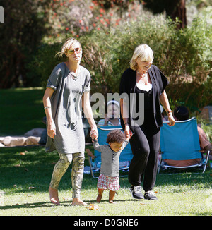 Genießen Sie den Tag im Coldwater Canyon Park, Heidi Klum, ihre Mutter Erna und Tochter Lou Sulola. Beverly Hills, ca, USA - 19.09.10 Stockfoto