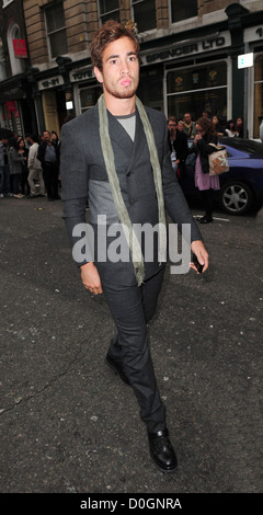 Danny Cipriani London Fashion Week Frühjahr/Sommer 2011 - Vivienne Westwood - Abflüge London, England - 19.09.10 Stockfoto