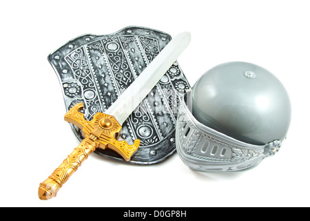 Altes Schild mit Schwert und Helm isoliert auf weiß Stockfoto