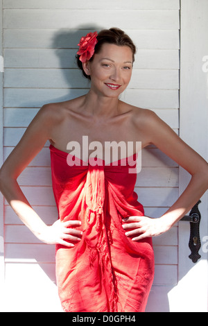 Frau mit roter Blume im Haar Stockfoto