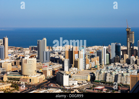 Eine Skyline-Blick auf Kuwait-Stadt. Aufnahme Juli 2010 Stockfoto