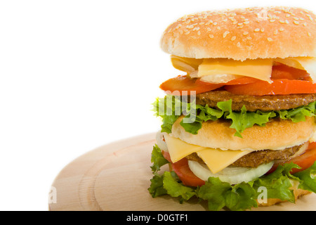 Burger auf Holzplatte isoliert auf weiß Stockfoto