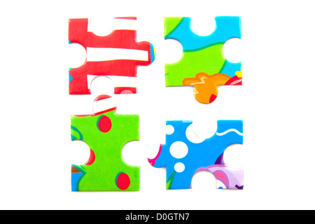 Vier bunte Teile des Puzzles isoliert auf weiß Stockfoto