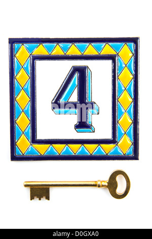 Nummer vier mit goldenen Schlüssel isoliert auf weiß Stockfoto