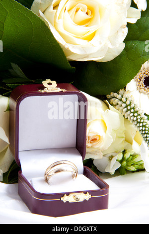 Ringe in Box auf Satin mit weißen Rosen Stockfoto