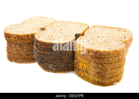 Verschiedene Arten von Schwarzbrot isoliert auf weiß Stockfoto
