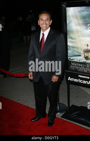 Los Angeles Bürgermeister Antonio Villaraigosa Los Angeles-Premiere von "Warten für Superman" statt im Paramount Theatre Hollywood Stockfoto