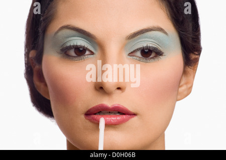 Weibliche Art und Weisemodell Auftragen von Lippenstift Stockfoto