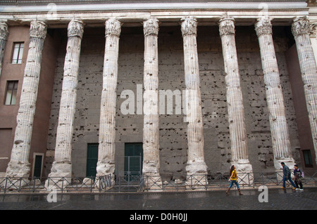 Tempel di Adriano den Tempel des Hadrian am Piazza di Pietra quadratische Centro Storico der alten Stadt Rom Italien Stockfoto