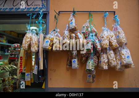 Nudeln und Spaghetti hängen vor einem Geschäft Spaccanapoli Straße Centro Storico Altstadt Neapel Italien Stockfoto