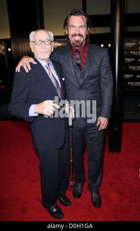 Eli Wallach und Josh Brolin NewYork-Premiere von "Wall Street: Money Never Sleeps Ziegfeld Theatre, New York eingetroffen Stockfoto