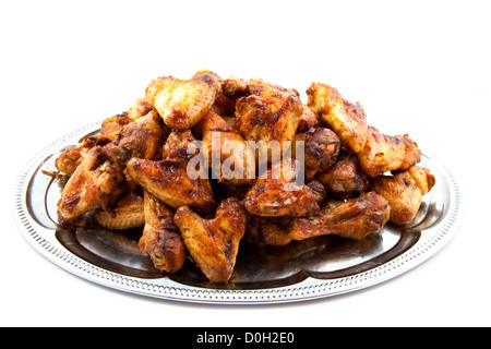 Hähnchenkeulen und isoliert über weißen Flügeln Stockfoto